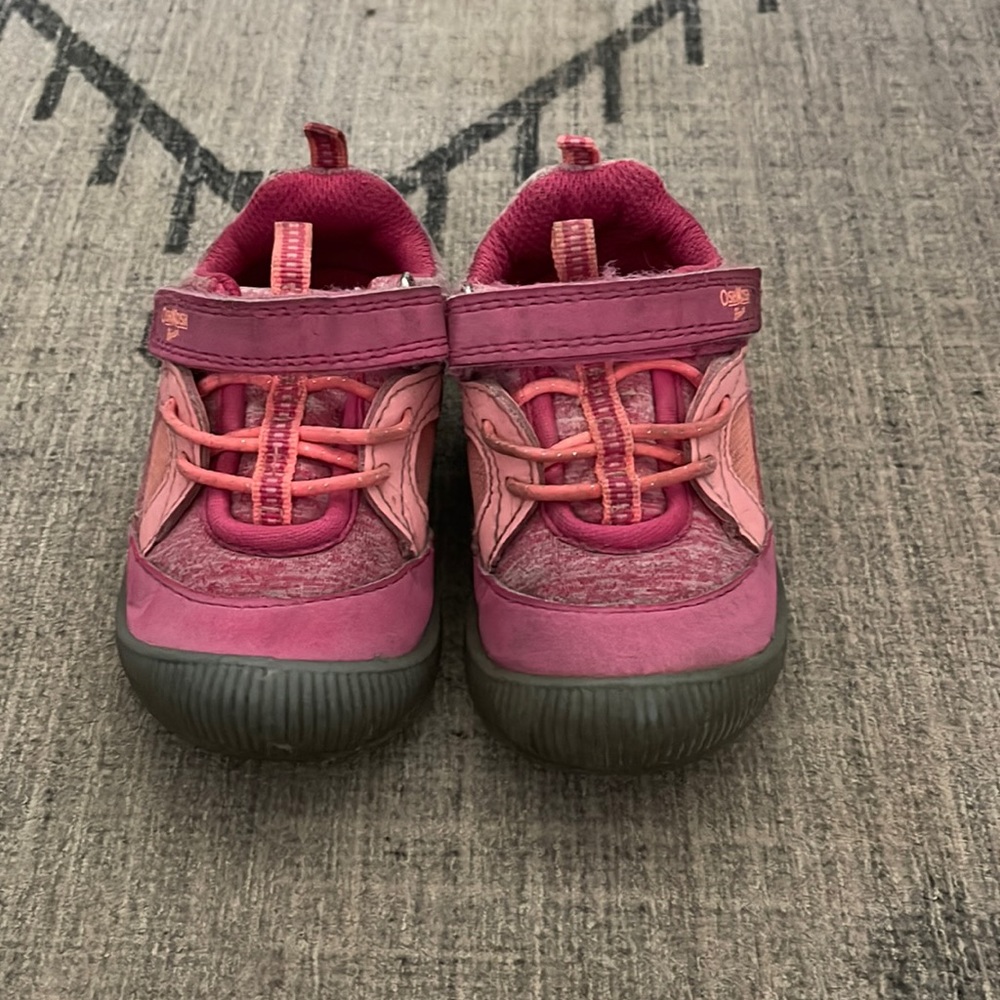 Oshkosh b'gosh bump toe athletic sneakers.